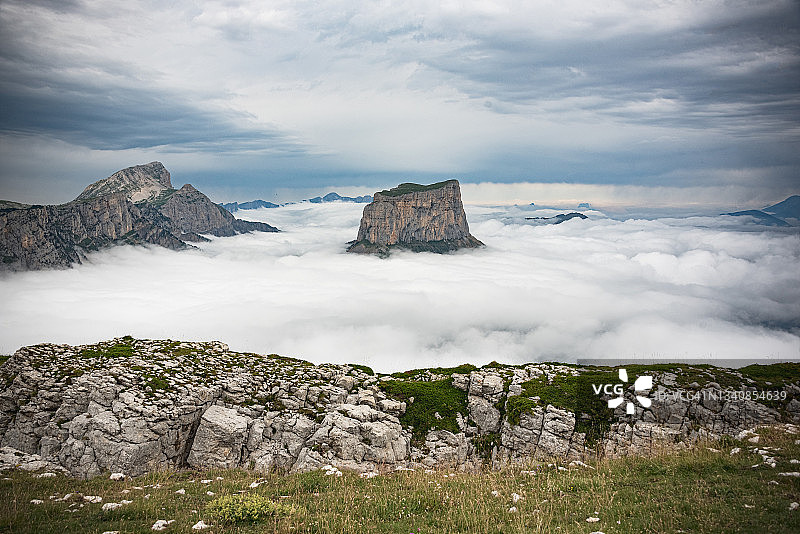 云海中的夏奇里亚纳山谷图片素材