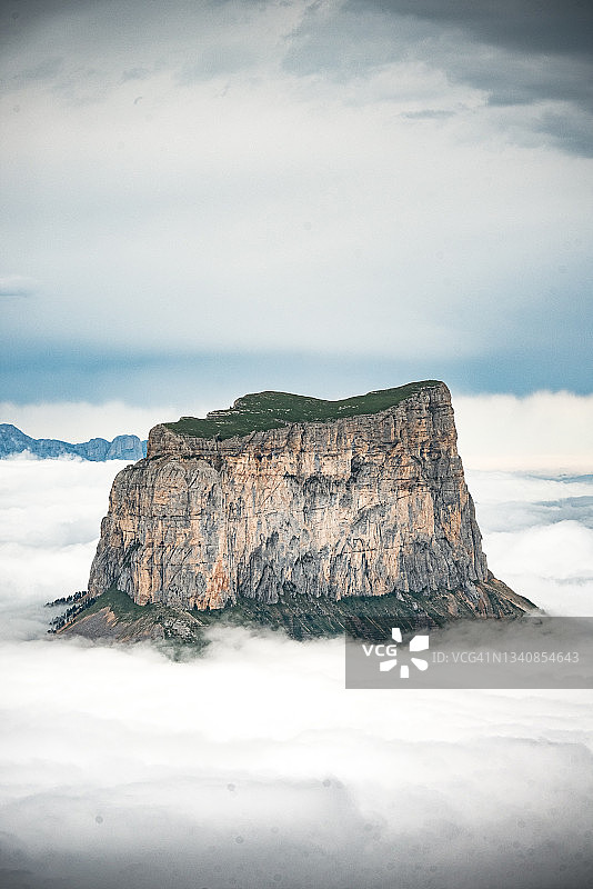 云海中的夏奇里亚纳山谷图片素材