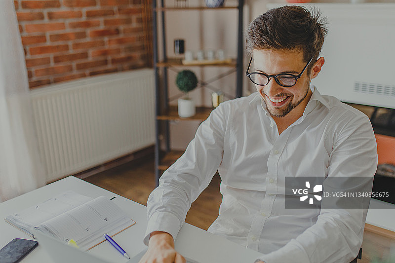 年轻人在家工作图片素材