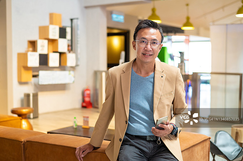 在联合办公室内穿西装的亚洲企业家图片素材