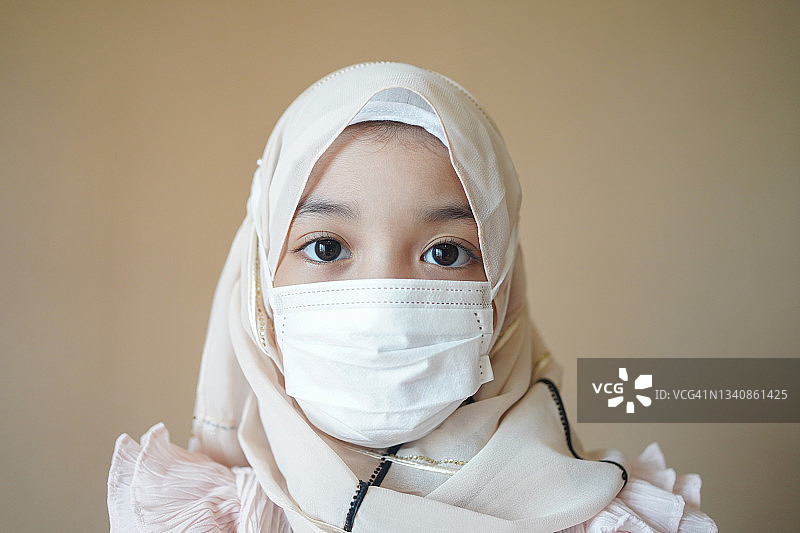 戴口罩的亚洲穆斯林儿童，预防病毒感染图片素材