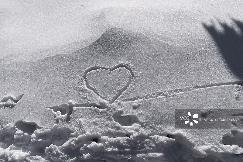 雪地里的雪心，浪漫图片素材