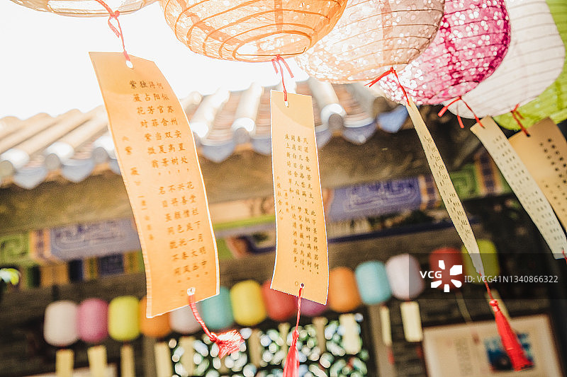 悬挂在屋梁上的纸灯笼图片素材