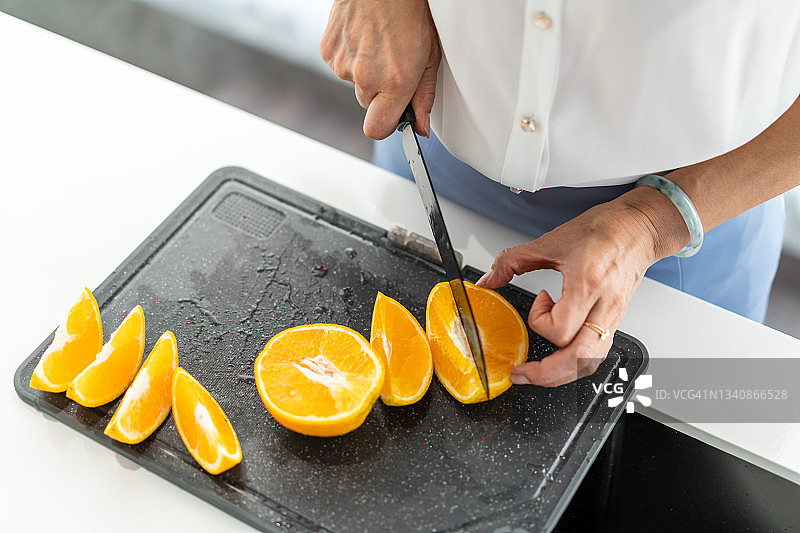 一名女子在厨房切水果图片素材