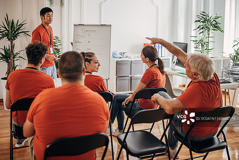 志愿者团队召开会议讨论捐赠计划和目标图片素材