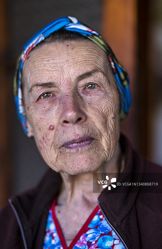 老年妇女肖像图片素材