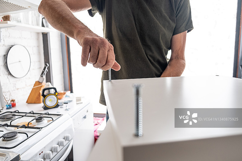 男人组装新家具特写图片素材