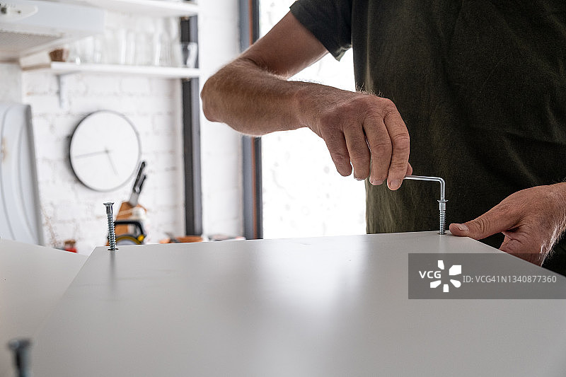 男人组装新家具特写图片素材