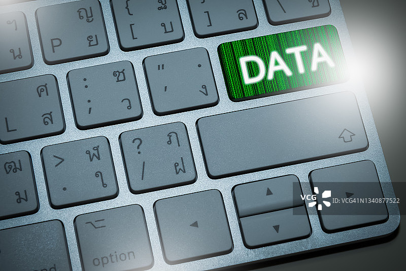 在键盘上输入文本“数据”的概念图片素材