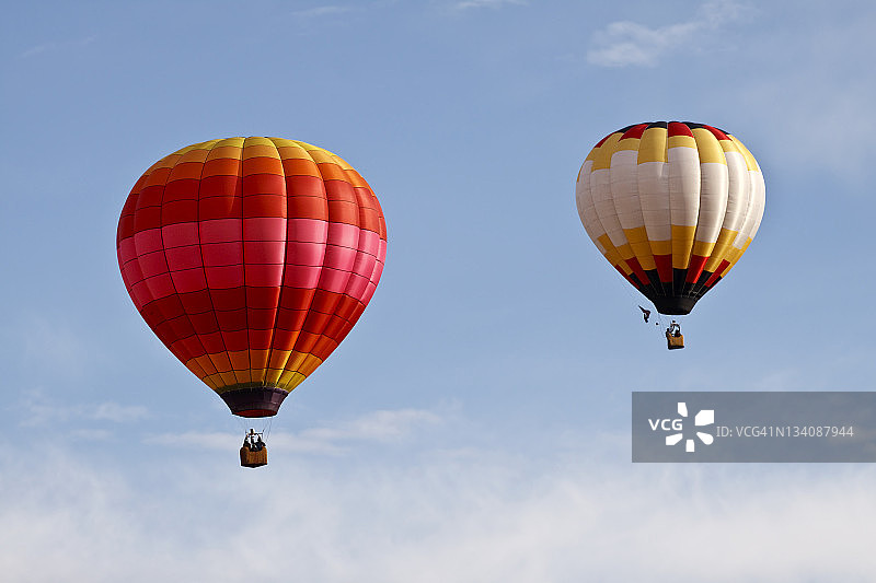 空中的两个热气球图片素材