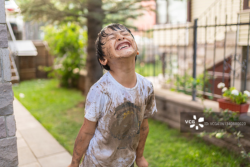 穿着泥泞脏衣服的小孩图片素材