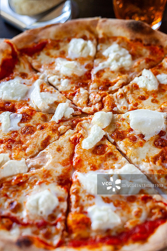 马苏里拉水牛奶酪披萨特写镜头图片素材