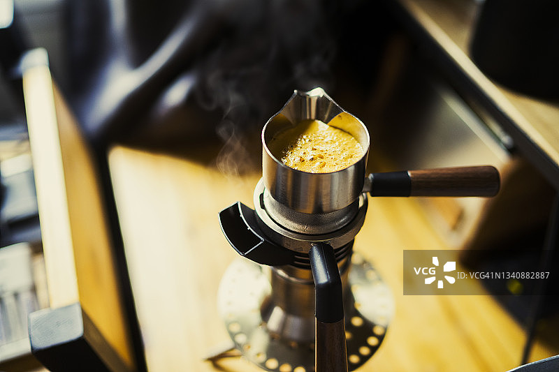 炉子上煮咖啡的摩卡壶意式咖啡机俯视图图片素材