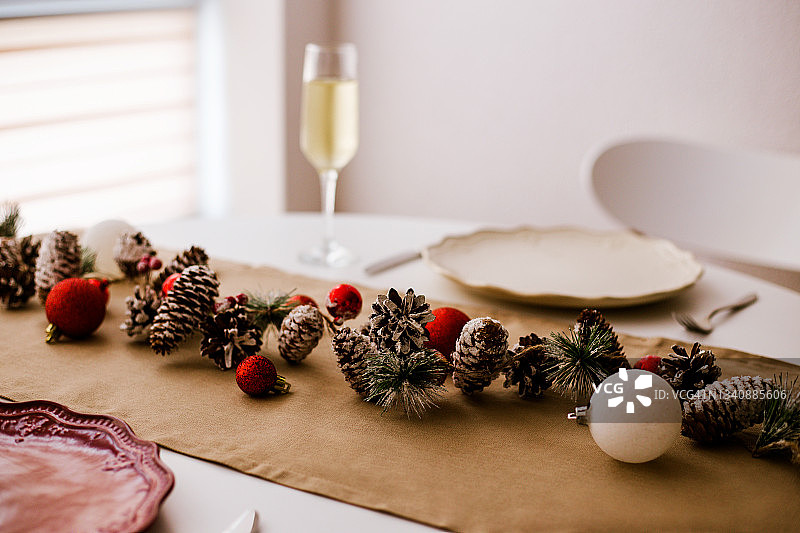 浅色背景上的圣诞餐桌图片素材