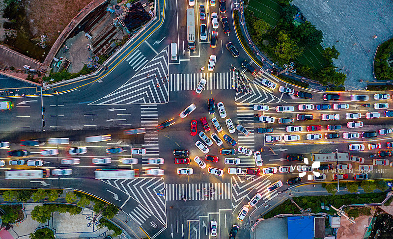 夜间交通拥堵俯视图图片素材