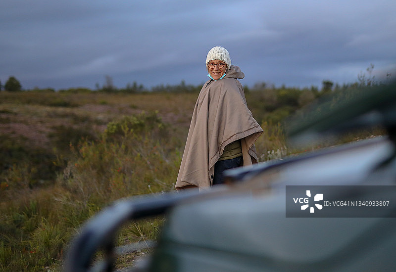 一位穿着雨披的女士在游猎图片素材