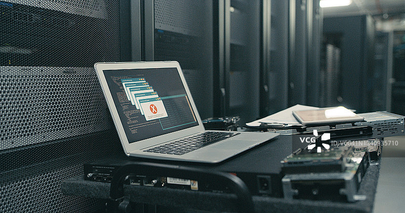 空服务器机房中屏幕上显示错误消息的笔记本电脑照片图片素材