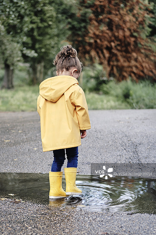 雨天独自一人感到无聊的2岁女童图片素材