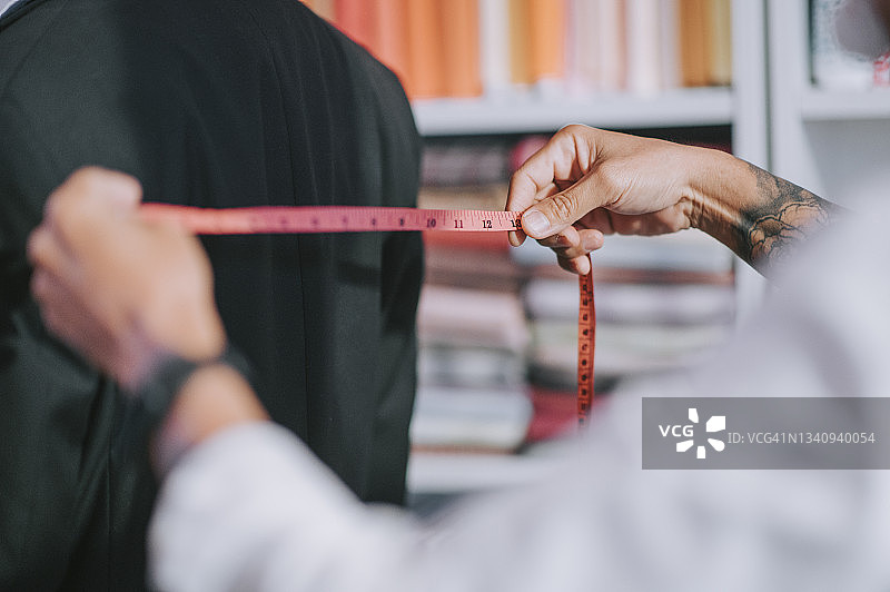 中国台湾老裁缝为顾客量体裁衣制作西装图片素材