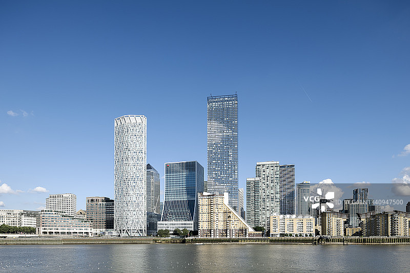 泰晤士河畔的伦敦金丝雀码头天际线图片素材