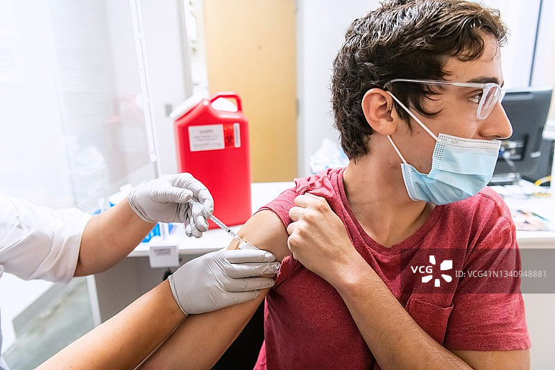 真实的人 - 真实的生活 - 年轻人在医疗诊所接种新冠疫苗图片素材