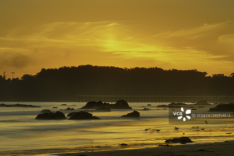 加利福尼亚州圣西蒙赫斯特纪念州立海滩黄昏天空图片素材