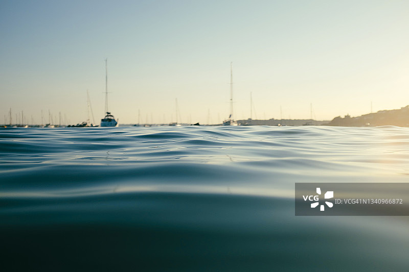 平静的海面与船只图片素材