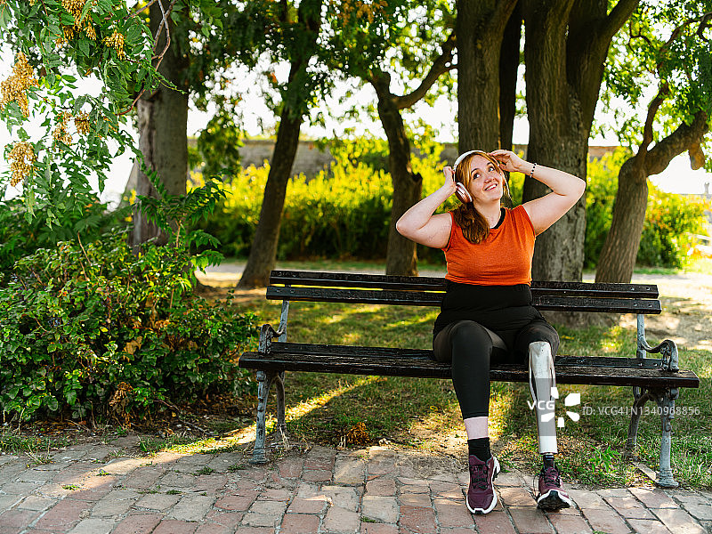 在户外锻炼的截肢年轻女性图片素材