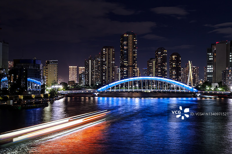 东京夜景：高楼大厦、摩天大楼和水上房屋灯光图片素材