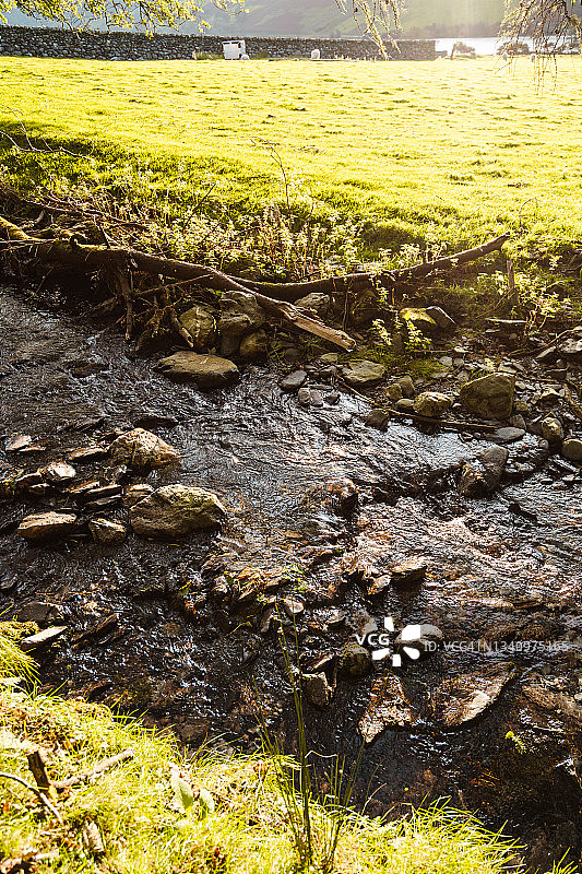 岩石溪流图片素材