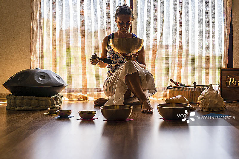 坐在窗前手捧铜钵的女人图片素材