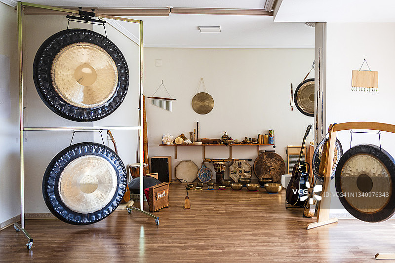 工作室中的乐器和打击乐器集合图片素材