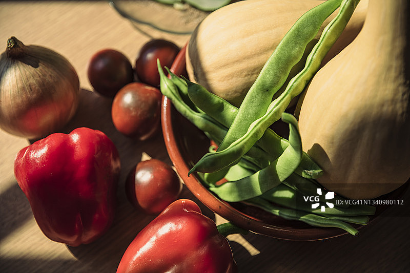 厨房桌上的新鲜蔬菜图片素材