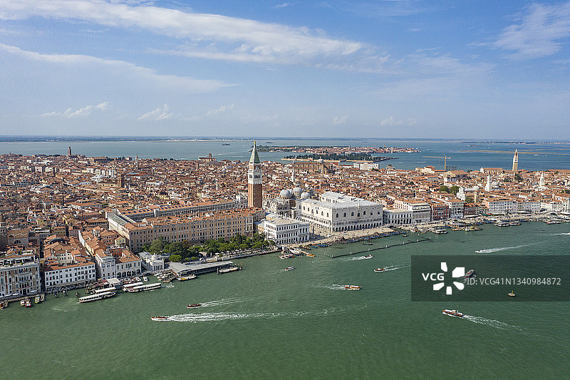 意大利威尼斯里瓦 degli Schiavoni海滨和总督宫鸟瞰图片素材