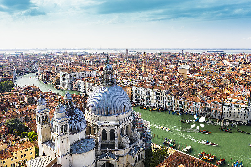 意大利威尼托大运河和圣玛丽亚德拉萨卢特大教堂鸟瞰图片素材
