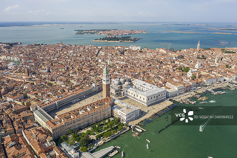 意大利威尼托威尼斯圣马可广场、总督宫和圣马可钟楼的鸟瞰图图片素材