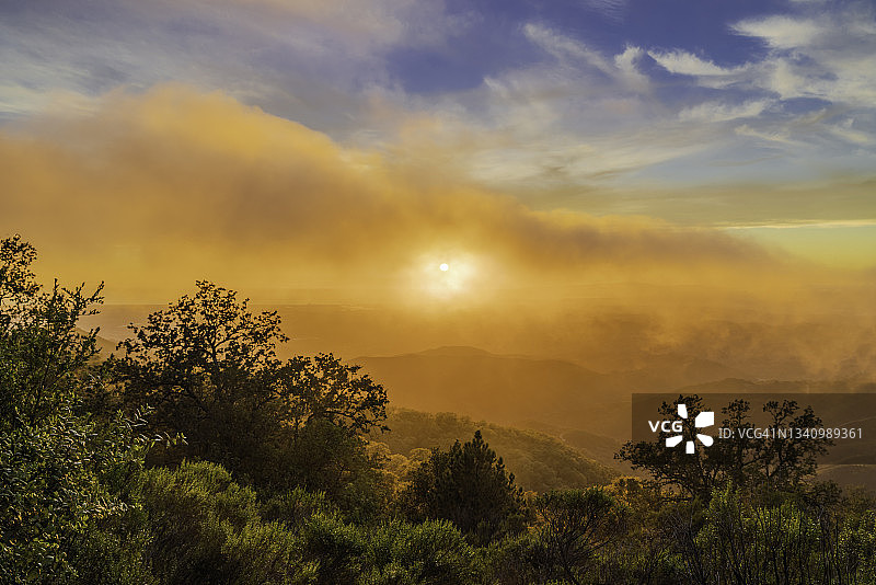 加利福尼亚州弗里蒙特峰州立公园的雾日落图片素材