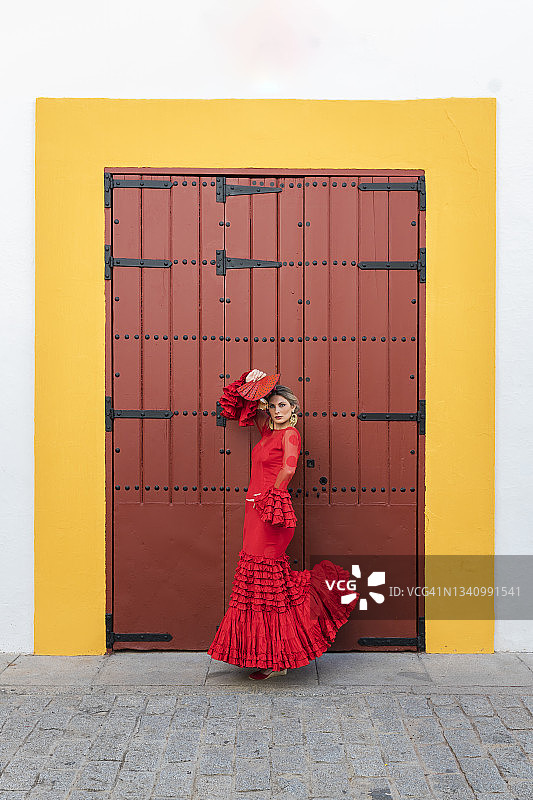 在人行道上跳舞的持扇弗拉门戈女舞者图片素材