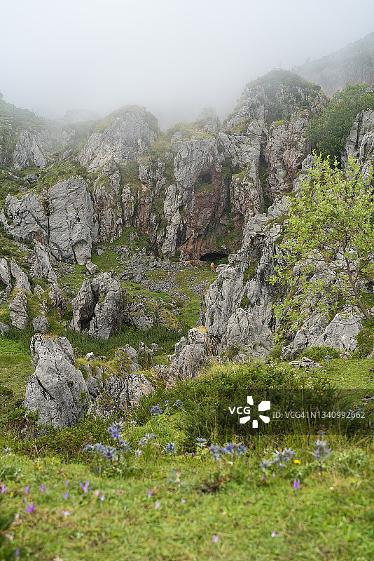 西班牙科瓦东加欧洲山峰的雾景图片素材