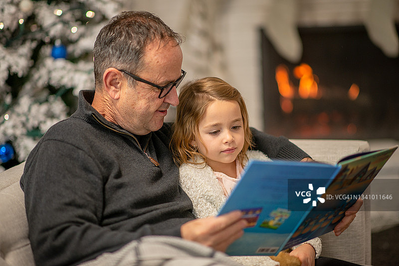 平安夜和爷爷一起读书图片素材