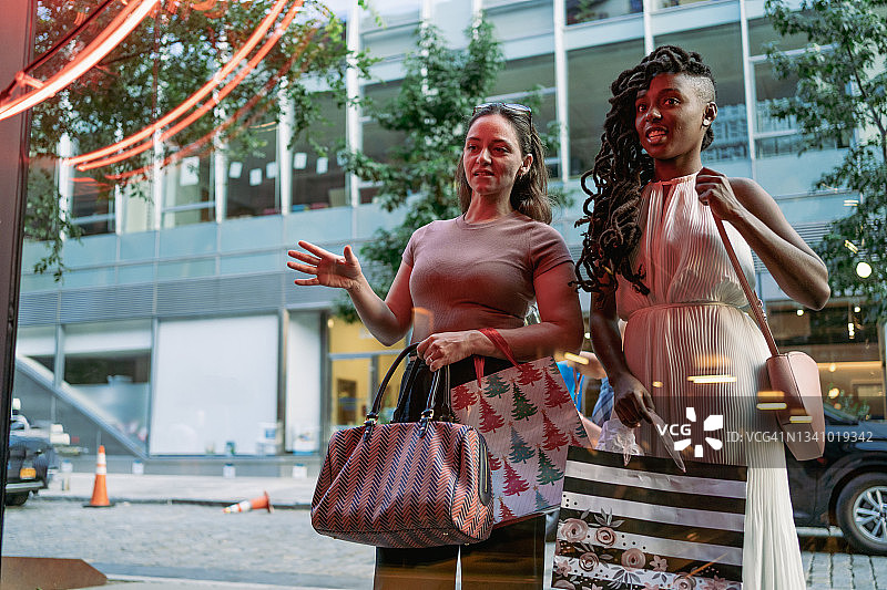 朋友们在街上购物图片素材