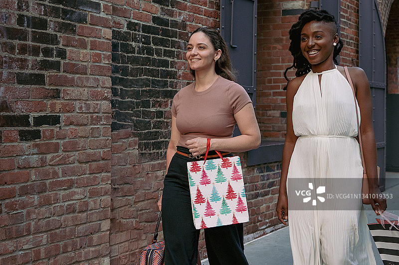 朋友们在街上购物图片素材