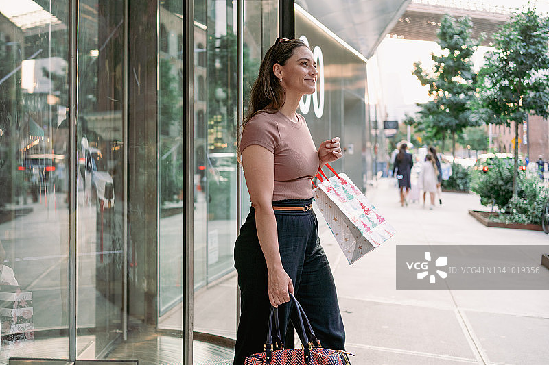 朋友们在街上购物图片素材