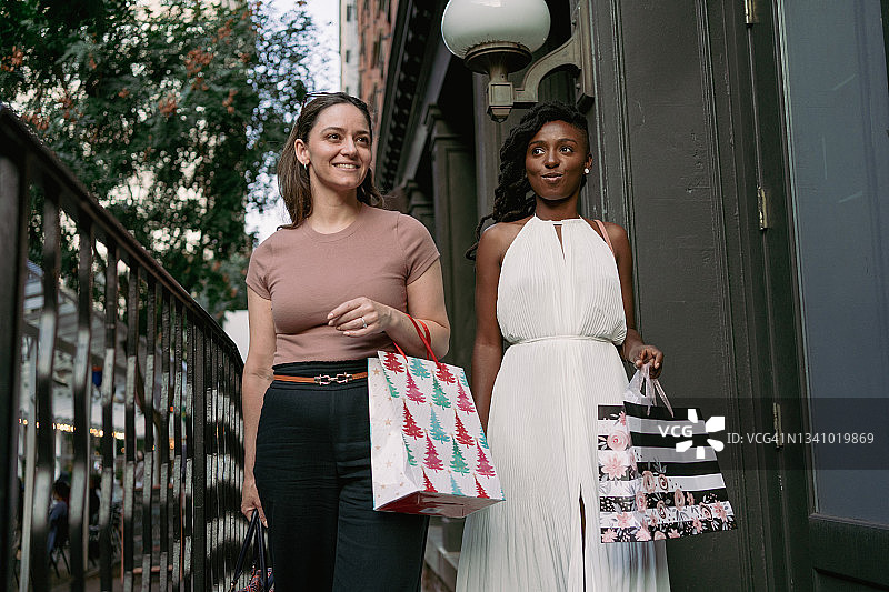 朋友们在街上购物图片素材