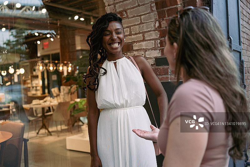 朋友们在街上购物图片素材