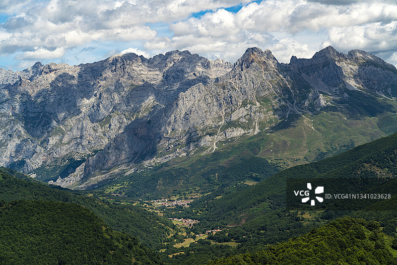 西班牙欧洲之峰与卡因德瓦尔德翁小镇山谷图片素材