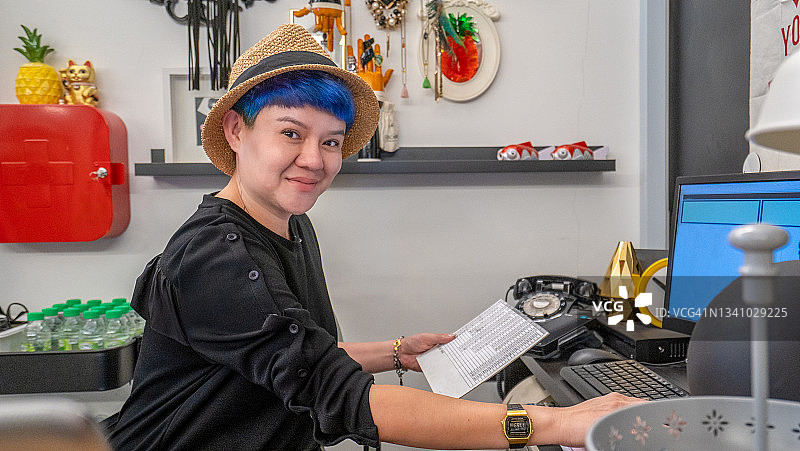 看着镜头微笑的职业女性图片素材