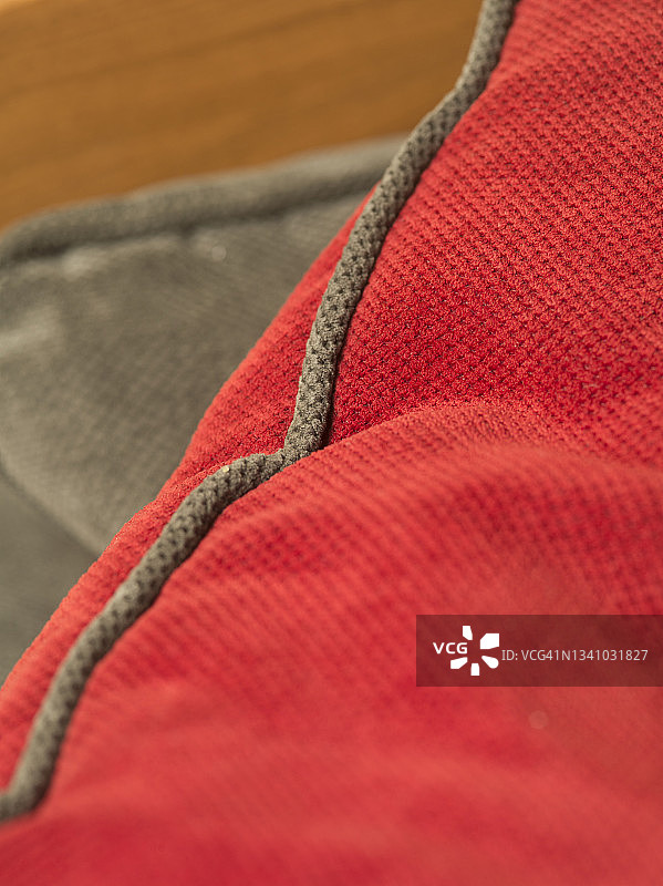 带靠垫的舒适沙发图片素材