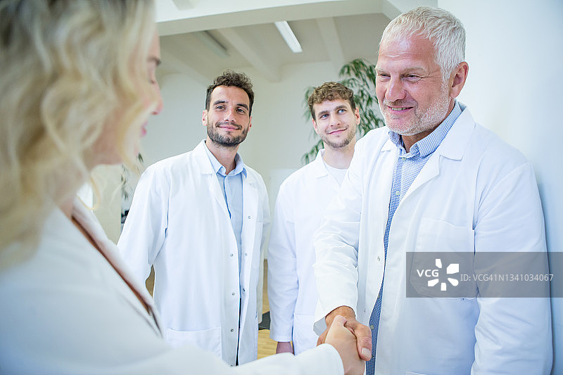 医生团队正在开会图片素材