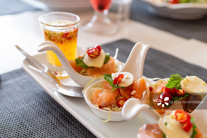 香辣三文鱼沙拉图片素材